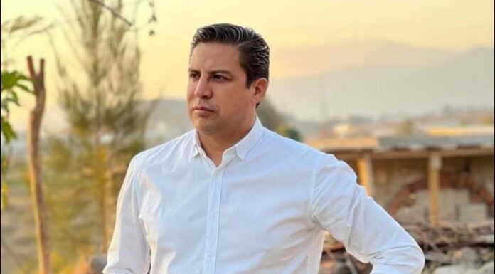 CAMINA VILLA GUERRERO DE LA MANO DE LA POBLACIÓN