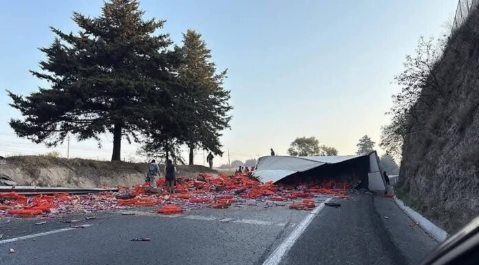 Vuelca tráiler de Bimbo en la Toluca-Atlacomulco y desata escena de rapiña