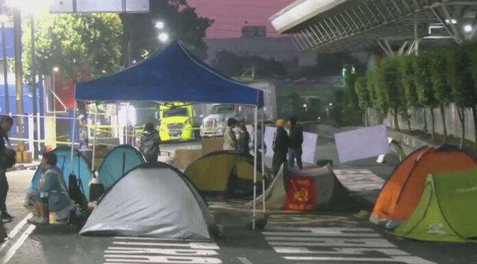 Madres buscadoras bloquean Calzada de Tlalpan por segundo día; exigen ser escuchadas por autoridades