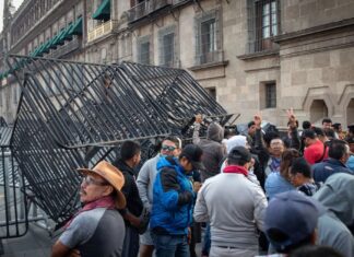CNTE bloquea Palacio Nacional y frena mañanera de Sheinbaum; exigen diálogo inmediato y rechazan aumento salarial