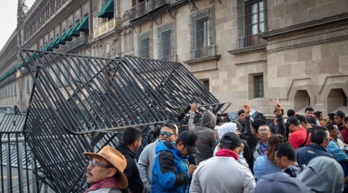 CNTE bloquea Palacio Nacional y frena mañanera de Sheinbaum; exigen diálogo inmediato y rechazan aumento salarial