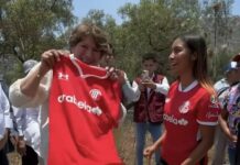 Jugadora del Toluca Femenil entrega camiseta de campeona a Defina Gómez en Tlalnepantla