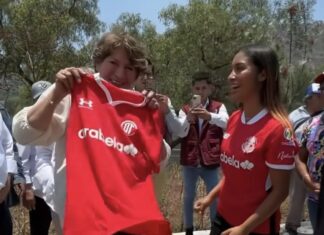 Jugadora del Toluca Femenil entrega camiseta de campeona a Defina Gómez en Tlalnepantla
