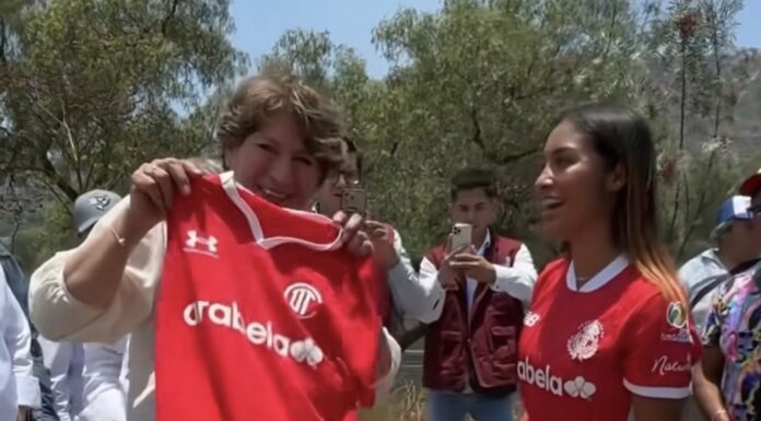 Jugadora del Toluca Femenil entrega camiseta de campeona a Defina Gómez en Tlalnepantla