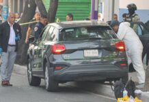 Investigan a dos policías por manipular escena del crimen tras asesinato de funcionarios cercanos a Clara Brugada