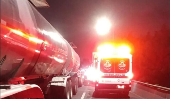 Muere mujer tras ser arrollada por pipa en Paseo Tollocan