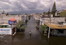 Lluvias provocan severas inundaciones en Chalco; el agua superó el metro de altura