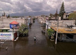 Lluvias provocan severas inundaciones en Chalco; el agua superó el metro de altura