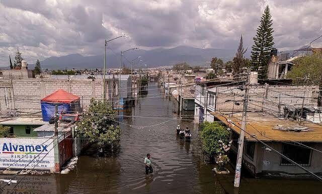 Lluvias provocan severas inundaciones en Chalco; el agua superó el metro de altura