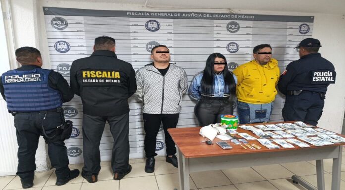 Catean casa y detienen a tres presuntos narcomenudistas en Nezahualcóyotl; aseguran droga y más de 200 mil pesos