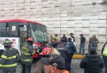 Atienden cuerpos de emergencia percance vial en Toluca; hay 35 lesionados