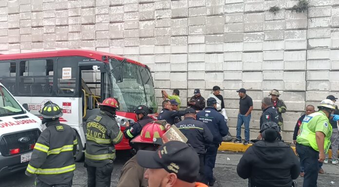 Atienden cuerpos de emergencia percance vial en Toluca; hay 35 lesionados