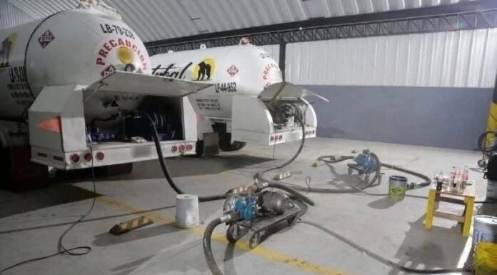 Desmantelan red de huachicol en el Edoméx: 32 detenidos, millones en efectivo y armas aseguradas