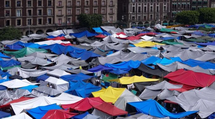 CNTE decide mantener plantón en el Zócalo y reforzarlo con más docentes