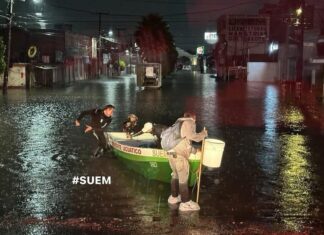 Evacuan en lanchas a vecinos de San Mateo Atenco por fuertes inundaciones; denuncian falta de apoyo estatal