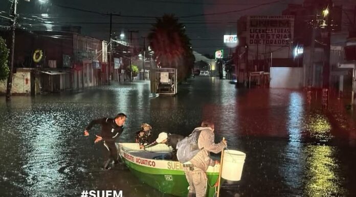 Evacuan en lanchas a vecinos de San Mateo Atenco por fuertes inundaciones; denuncian falta de apoyo estatal