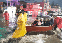 Ixtapaluca bajo el agua: Bomberos rescatan a vecinos en lancha tras intensa tormenta