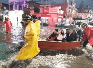 Ixtapaluca bajo el agua: Bomberos rescatan a vecinos en lancha tras intensa tormenta