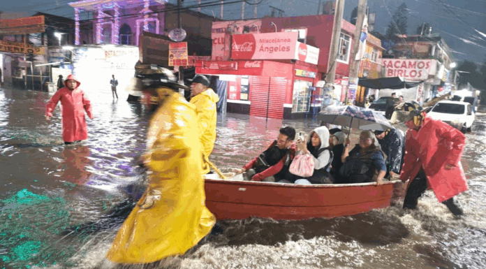 Ixtapaluca bajo el agua: Bomberos rescatan a vecinos en lancha tras intensa tormenta
