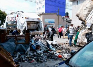 Retira gobierno municipal cinco toneladas de basura acumuladas por un vecino de Toluca
