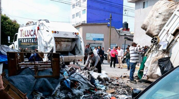 Retira gobierno municipal cinco toneladas de basura acumuladas por un vecino de Toluca