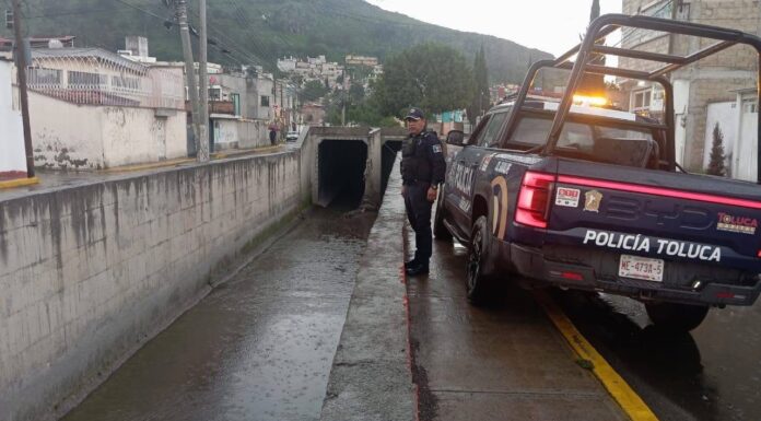 Emergencias por lluvias movilizan a cuerpos de rescate en Toluca