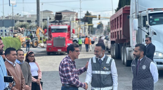 Alcalde de Metepec combate baches con repavimentación en Guadalupe Victoria
