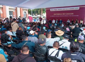 Entregan 200 cascos certificados a motociclistas del Valle de México para reforzar la seguridad vial