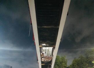 Realizan mantenimiento preventivo en puente peatonal de avenida Mario Colín en Tlalnepantla