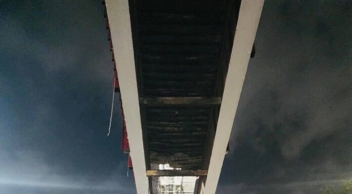 Realizan mantenimiento preventivo en puente peatonal de avenida Mario Colín en Tlalnepantla
