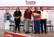Entrega Toluca herramientas y uniformes a personal de Limpia para dignificar su labor