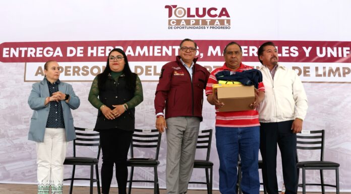 Entrega Toluca herramientas y uniformes a personal de Limpia para dignificar su labor