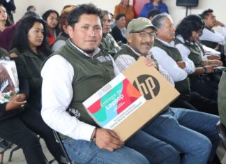 Entrega Ayuntamiento de Lerma apoyos para fiestas patrias y equipo de cómputo a autoridades auxiliares