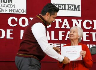 Entregan en Nezahualcóyotl constancias de educación básica a 150 jóvenes y adultos en el Día Internacional de la Alfabetización