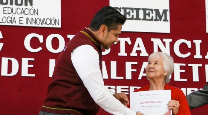 Entregan en Nezahualcóyotl constancias de educación básica a 150 jóvenes y adultos en el Día Internacional de la Alfabetización