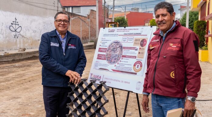 Supervisa Ricardo Moreno aplicación de concreto ecológico en calles de Toluca