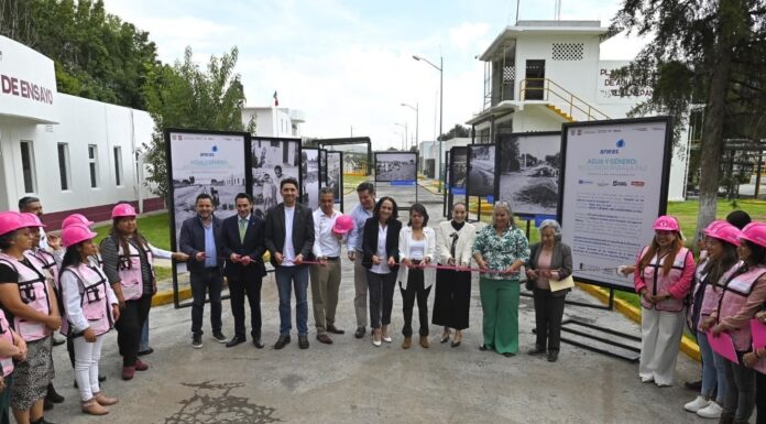Toman protesta en Tlalnepantla las primeras Cascos Rosas, mujeres líderes en el sector hídrico