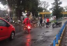 Motociclistas, mototaxistas y comerciantes bloquean carreteras en Texcoco