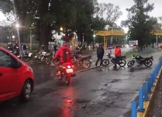 Motociclistas, mototaxistas y comerciantes bloquean carreteras en Texcoco