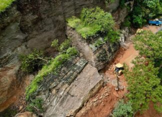 Continúa cerrada la carretera Ixtapan de la Sal – Coatepec Harinas por derrumbe
