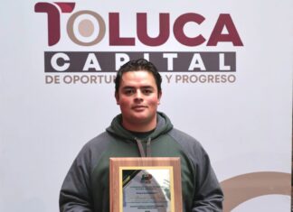 Toluca reconoce a jóvenes deportistas destacados en pelota vasca y futbol americano