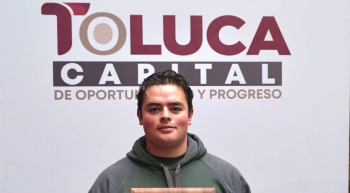 Toluca reconoce a jóvenes deportistas destacados en pelota vasca y futbol americano