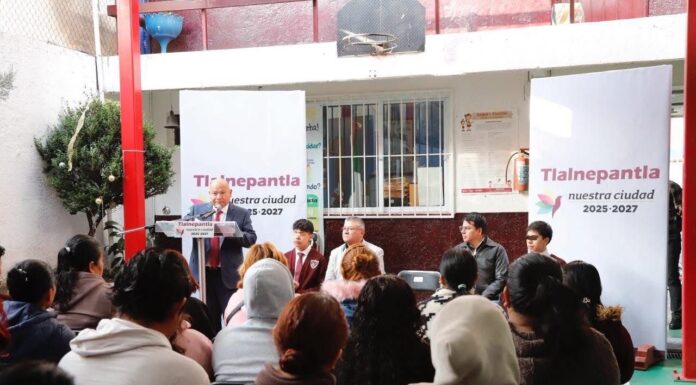 Raciel Pérez impulsa la educación en Tlayacampa con entrega de equipamiento tecnológico a la Telesecundaria 211