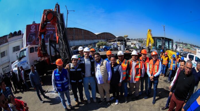Isaac Montoya coloca la primera piedra del nuevo C4 de Naucalpan, uno de los más modernos del país