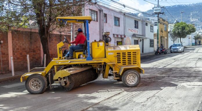 Atiende Ricardo Moreno demanda histórica con rehabilitación vial en Barrios Tradicionales de Toluca