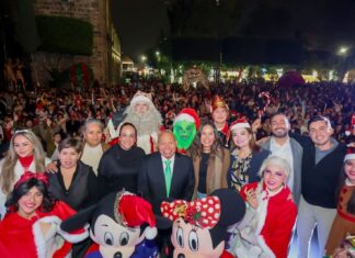 Encabeza Raciel Pérez Cruz encendido del Árbol Navideño en Tlalnepantla