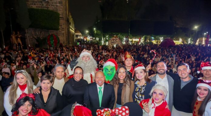 Encabeza Raciel Pérez Cruz encendido del Árbol Navideño en Tlalnepantla