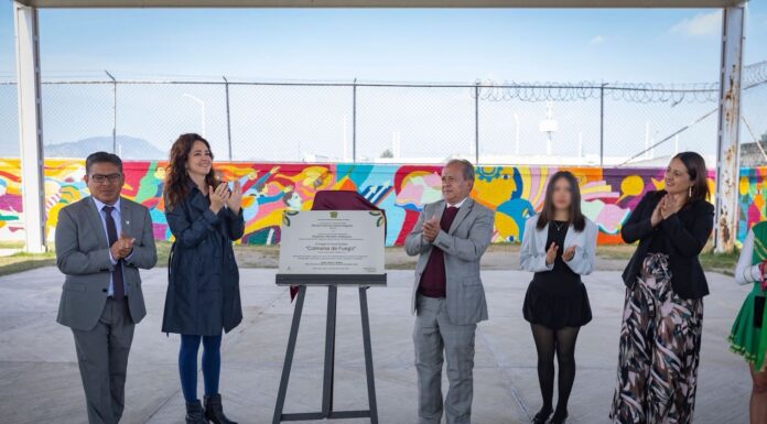 Comunidad de Prepa 5 de la UAEMéx inaugura el mural “Colmena de Fuego”