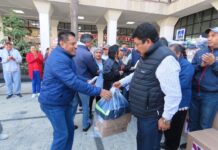 Gobierno de Texcoco entrega uniformes y arcones navideños a personal sindicalizado