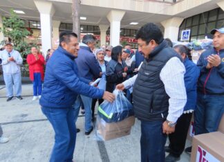 Gobierno de Texcoco entrega uniformes y arcones navideños a personal sindicalizado